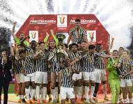 Los jugadores de la Juventus levantan el trofeo de campeón de la Copa Italia