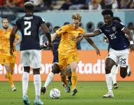 Frenkie De Jong (c), de Países Bajos, disputa un balón con Jackson Porozo (d), de Ecuador, en el partido de la fase de grupos del Mundial entre ambas selecciones en Doha. EFE/ Rodrigo Jiménez