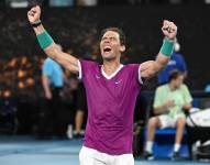 El tenista español Rafael Nadal celebra su victoria en la final individual masculina del Abierto de Australia de tenis.