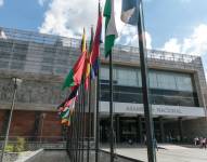 La puerta principal del edificio de la Asamblea Nacional, en Quito.