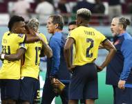 GR2105. DOHA (CATAR), 29/11/2022.- Jugadores de Ecuador se lamentan hoy, en un partido de la fase de grupos del Mundial de Fútbol Qatar 2022 entre Ecuador y Senegal en el estadio Internacional Jalifa en Doha (Catar). EFE/ Rodrigo Jiménez