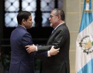 El secretario de Estado de los Estados Unidos, Marco Rubio (i), saluda al presidente de Guatemala, Bernardo Arévalo de León, este miércoles en el Palacio Nacional de la Cultura en Ciudad de Guatemala.