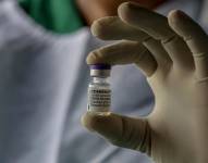 Un enfermero muerta una vial de la vacuna.