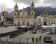 BOGOTÁ (COLOMBIA), 05/08/2022.- Personas trabajan en el montaje de las tarimas para la ceremonia de investidura presidencial de Gustavo Petro, hoy en la Plaza de Bolívar en Bogotá (Colombia) .