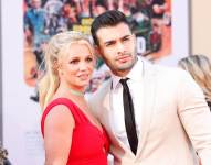 La cantante Britney Spears junto a Sam Asghari. Britney Jean Spears es una cantante, bailarina, compositora, modelo, actriz, diseñadora de modas, autora y empresaria estadounidense.