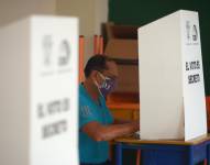 Un hombre vota en un centro electoral en Guayaquil (Ecuador).