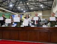 Los consejeros del CNE presentaron las papeletas.