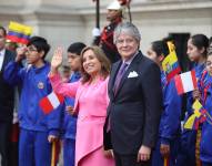 La presidenta de Perú, Dina Boluarte, recibe a su homólogo de Ecuador, Guillermo Lasso, a su llegada al Palacio de Gobierno, en Lima (Perú). EFE/Paolo Aguilar