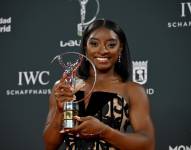 La gimnasta estadounidense Simone Biles posa con su premio a la Deportista del Año durante la 26ª gala de los Laureus World Sports Awards en Madrid el 21 de abril de 2025.