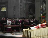 Fotografía proporcionada por los medios del Vaticano de la capilla ardiente de Benedicto XVI.