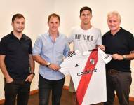 Ignacio Fernández (2-d) ya firmó su contrato con River Plate hasta diciembre de 2025.