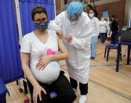 Una mujer embarazada recibe una dosis de la vacuna de Pfizer contra la covid-19 autorizada para madres gestantes, en una imagen de archivo. EFE/ Carlos Ortega