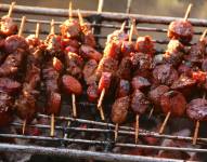 Pinchos de carne y salchichas asadas.