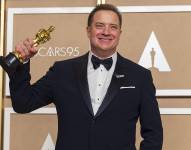 Brendan Fraser posa con su premio Óscar en la sala de prensa de la ceremonia de los Premios de la Academia, en Hollywood (EE.UU.).