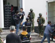 Militares custodiaron los kits electorales que se transportaron en camiones.
