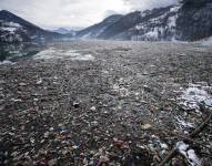 ARCHIVO - En esta fotografía del viernes 22 de enero de 2021, botellas de plástico y otros desechos flotan en el lago Potpecko, en Serbia. (AP Foto/Darko Vojinovic/Archivo)