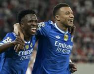 Vinícius Júnior celebra el gol de Kylian Mbappé contra Olympiacos por la quinta jornada de la fase inicial de la Champions League