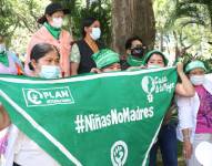 Activistas feministas se manifiestan a las afueras del Hospital de la Mujer Percy Boland, en Santa Cruz (Bolivia), en una fotografía de archivo. EFE/Juan Carlos Torrejón
