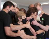 Alessandra Sampaio (c-d), esposa del periodista británico Dom Phillips, recibe un abrazo de varios familiares durante las honras fúnebres de su esposo.