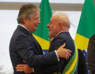 Guillermo Lasso y Lula se abrazan durante la ceremonia de investidura de hoy.
