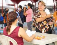 Los votantes deben retirarse la mascarilla para reconocer su identidad.