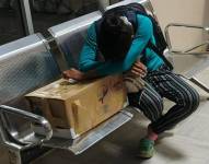 Yawa Sumpa viajó tres horas en un autobús con los restos de su hija hasta la localidad de Taisha.