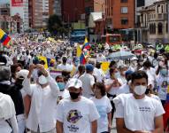 Miles de personas fueron registradas este domingo, durante una marcha que rechaza y pide el fin del Paro Nacional y la violencia generada en medio de las manifestaciones contra el Gobierno, que completaron un mes, en Bogotá (Colombia).