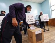 Imagen referencia de un hombre ejerciendo su derecho al voto.