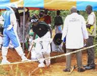 Detectives de homicidios de Kenia y expertos forenses de la Dirección de Investigaciones Criminales (DCI) examinan los cuerpos exhumados de varias fosas comunes.