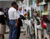 Imagen de archivo de personas que visitan las tumbas de sus seres queridos, donde tienen como costumbre comer como parte de la celebración del Día de Muertos, en la provincia de Chimborazo (Ecuador). EFE/José Jácome