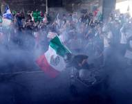 Manifestantes bloquean la autopista de Santa Ana durante una manifestación en apoyo a los inmigrantes en Los Ángeles, California, el 2 de febrero de 2025.