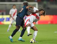 André Carrillo (d) de Perú disputa el balón con Moisés Caicedo de Ecuador este martes, en un partido por las Eliminatorias Sudamericanas para el Mundial 2026