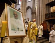El arzobispo de São Paulo, cardenal Odilo Scherer (c), celebra una misa en honor al papa Francisco este lunes, en la Catedral Metropolitana de la Sé, en el centro de la ciudad de São Paulo (Brasil)