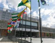 La puerta principal del edificio de la Asamblea Nacional en Quito.