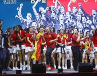 El grupo Camela interpreta sus canciones junto a la selección española femenina de fútbol