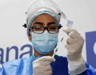 Fotografía de archivo en la que se registró a una enfermera al preparar una dosis de una vacuna contra la covid-19, en Bogotá (Colombia). EFE/Carlos Ortega