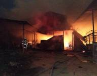 El taller mecánico quedó destruido por el incendio.