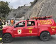 Vehículo de emergencia en una zona de derrumbes tras el sismo.