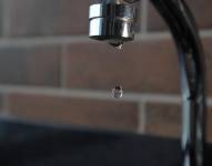 Imagen de un grifo soltando gotas de agua.