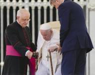 El papa Francisco se para con ayuda de su colaborador, monseñor Leonardo Sapienza, izquierda, al término de su audiencia general semanal en la Plaza de San Pedro, Vaticano, 8 de junio de 2022.