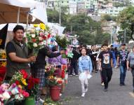 Cientos de personas visitan los cementerios para dejar ofrendas a sus seres queridos fallecidos.