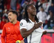 Ricardo Adé (c) de LDU Quito celebra este jueves, en un partido de los octavos de final de la Copa Libertadores entre LDU Quito y Botafogo en el estadio Casa Blanca, en Quito (Ecuador).