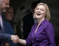 Andrew Stephenson (i), parlamentario británico y copresidente del Partido Conservador, felicita a la nueva líder del Partido Conservador, Liz Truss (d).
