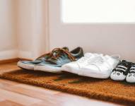 Zapatos en la entrada de una casa.