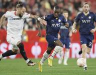 SEVILLA, 09/03/2023.- El defensa del Sevilla Nemanja Gudelj (i) lucha con Enner Valencia, del Fenerbahçe, durante el partido de ida de octavos de final de la Liga Europa entre Sevilla FC y Fenerbahçe, este jueves en el estadio Sánchez-Pizjuán, en Sevilla. EFE/José Manuel Vidal