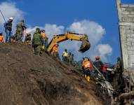 Organismos de búsqueda y rescate continúan con las labores de búsqueda de desaparecidos y remoción de escombros tras el aluvión del pasado lunes, en Quito (Ecuador). EFE/ José Jácome