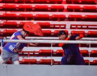 Hinchas arrojando butacas en el estadio Libertadores de América en Avellaneda, Argentina.
