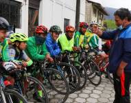 Ciclistas de la provincia de Carchi y Sucumbios conversan con Manuel Narvaez (d) luego de realizar un recorrido en bicicleta hoy, en el sector La Playita, provincia de Sucumbios. EFE