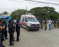 Una ambulancia sale hoy de la penitenciaría de Guayaquil (Ecuador).