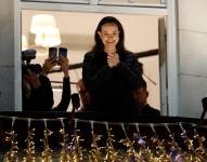 María Corina Machado saluda desde un balcón en Oslo, Noruega.